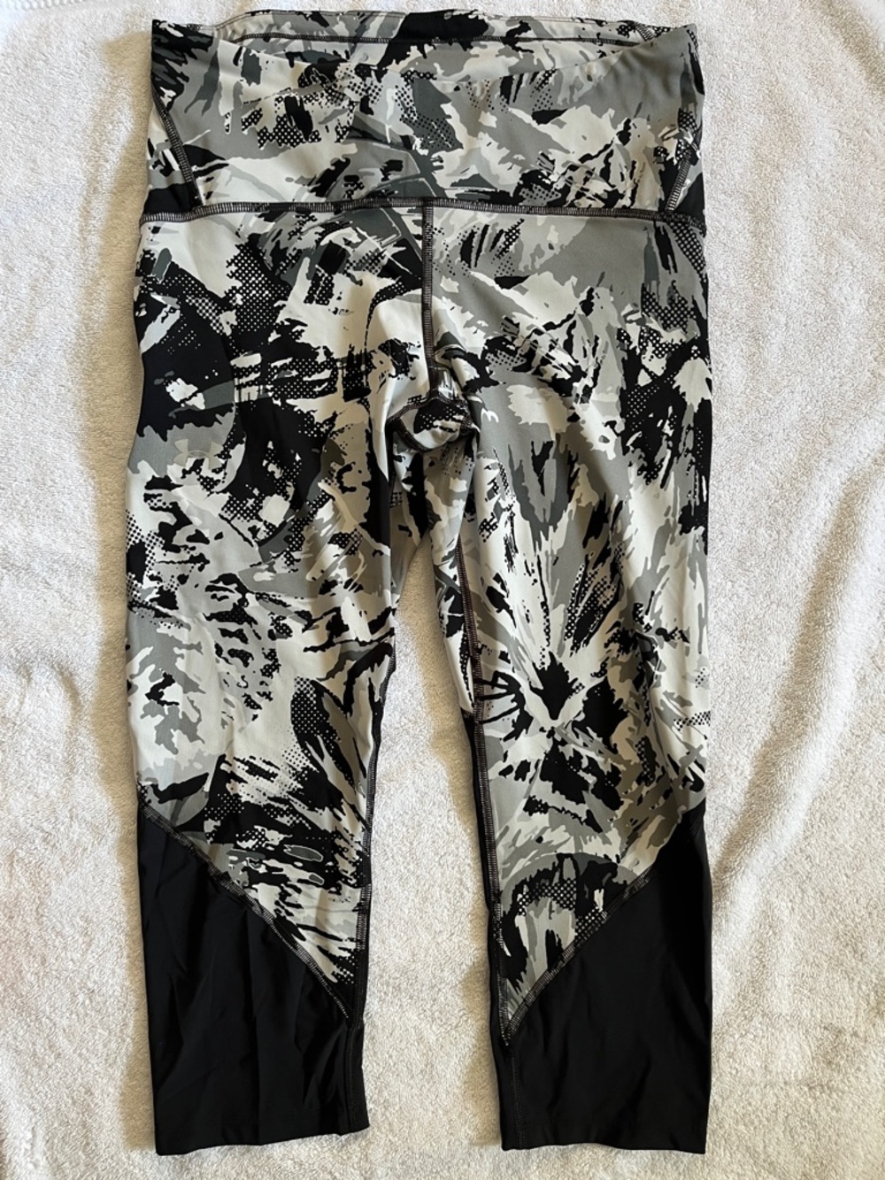 Under Armour Fly Fast HeatGear 7/8 Length Leggings Compression Black Mesh.  Sz L